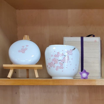 桜の柄の骨壺