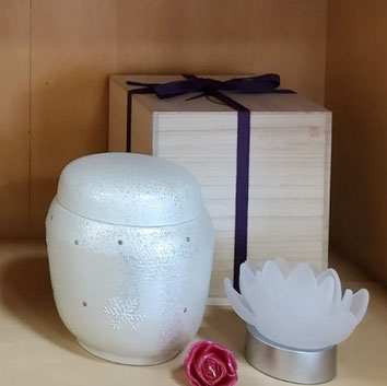 氷の結晶のような柄の骨壺