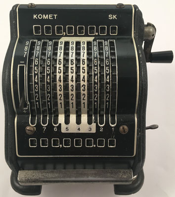 KOMET SK, s/n 14-4261, fabricada por Komet-Rechenmaschinenfabrik Siegfr. Link, Griesheim/Hessen (Alemania),  año 1952, 14x15x12 cm