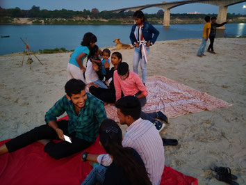 We celebtrated our graduates with a beach party on the shore of the Ganges river - with a mobile-free picknick!