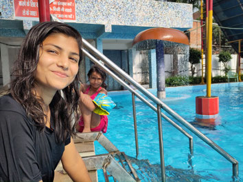 40 students went to the swimmingpool together to spend a day full of music, dance, and lots of water. 