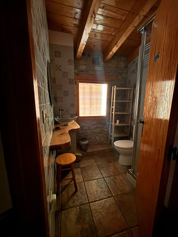 Disposem d'un bany complert a compartir entre les dues habitacions. Ubicat a la mateixa planta que aquestes.