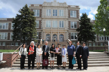 左から小川禮子さん、グリュー館長。右から三重大学の須曽野さんと江原さん、スーザン学芸員。