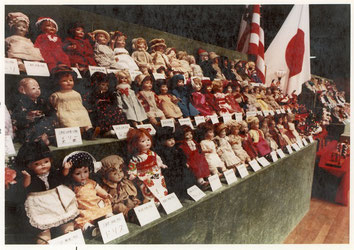 日米友情交換人形再会式。上段左端にメアリ。