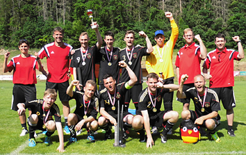 (o.v.l.n.r.:) Co-Trainerin Tina Klose, Bundestrainer Thomas Pfannkuch, Daniel Sperl, Frederic Heinze, Maik Puschmann, Rene Heinen, Manager Jonas Becht, Arzt Christian Haefele (u.v.l.n.r.:) Luca Podsendek, Gordon Litinski, Conny Fritsch, Jan Jeschke, Rene 