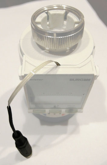 AA Batterie Netzteil Adapter in einem Heizungsregler