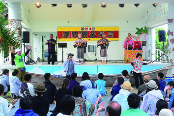 鳩間島音楽祭が開かれた。平年は約1500人が埋め尽くす会場に300人がゆったりと鳩間時間を過ごした=3日午後、鳩間公民館前野外ステージ