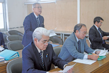 北朝鮮ミサイル対応のため、一般質問の日程変更を要請する鳩間総務部長(奥)。手前は伊良皆議長=6日午後、市役所