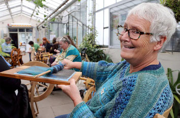 Sabine Schulz-Wolff mit Kadierbrett beim Spinntreff im Botanischen Garten Solingen