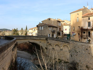 Sehenswürdigkeiten Vaison-la-Romaine: Die rund 17 Meter lange römische Bogenbrücke überquert den Fluss Ouvèze. Sie ist heute noch für Fahrzeuge und Fußgänger nutzbar.