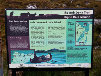 Tafel mit Informationen rund um den Rob Donn Trail.
