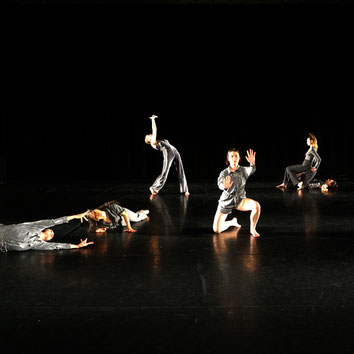 Choreografie von Ortrun Stanzel, Berlin, zeitgenössischer Bühnentanz, professionelle Tanzausbildung, Student*innen, Abschlussperformance