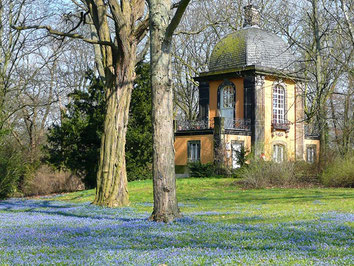 Küchengarten-Pavillon mit Scillablüte. Gefunden auf quartier-ev.de