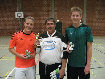 Ewald Neumann (links) und Justin Kick (rechts) mit den Torschützenpokalen und Valerie Seifried mit dem WesthagenerKirchencups-Pokal  