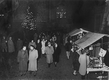 Chlauser 1948 mit beleuchtetem Weihnachtsbaum. Foto: Archiv Altstadtleist.