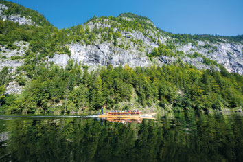 3-Seen-Tour am Grundlsee, Toplitzsee und Kammersee im Salzkammergut – Bootsfahrt auf alpinem See mit Berglandschaft für Familien