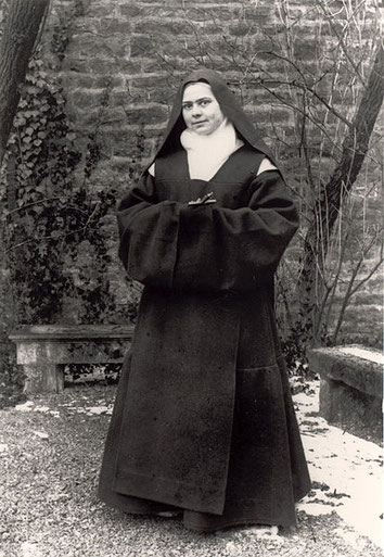 https://commons.wikimedia.org/wiki/File:Elisabeth_de_la_Trinit%C3%A9_portant_l%27habit_de_Carm%C3%A9lite.jpg
