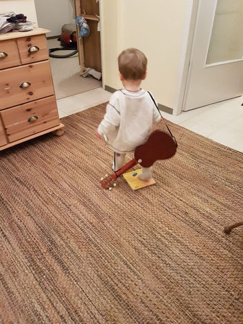Kleinkind mit Gitarre auf dem Rücken: Kita-Eingewöhnung aus Vatersicht auf Mama-Blog Patschehand.de