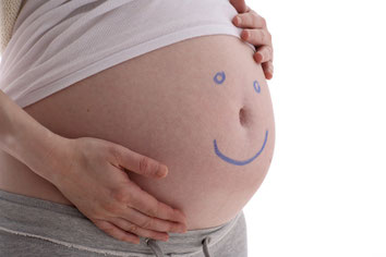 Babybauch mit daraufgemaltem Smiley