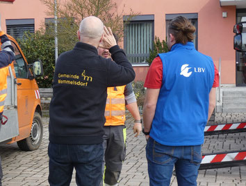 Der Bürgermeister von Memmelsdorf Gerd Schneider und der LBV unterstützen zusammen mit der Unteren Naturschutzbehörde Bamberg  den Schwalbenschutz (Foto: Tanja Schleicher)