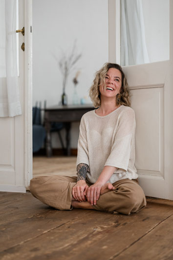 Sandra Seewald (Atemotion) zeigt eine sanfte Atemübung in Wien – regulierende Atem- & Körperarbeit