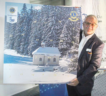 Hansjörg Zimmermann präsentiert die neue Ausgabe des Adventskalenders. Foto: Schimkat Schwarzwälder Bote