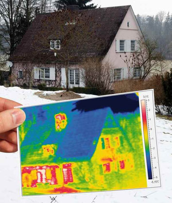 Die Thermografie-Aufnahme zeigt deutlich, dass über die Fenster und die Fassade viel Wärme entweicht (rote und gelbe Bereiche). Foto: Energiesparnetzwerk/fotolia.com