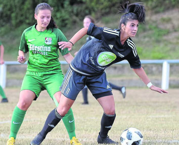 Starke Vorstellung: Viktoria-Spielmacherin Rojin Balica (am Ball) hat sich nach anderthalb Jahren in der Hessenliga zurückgemeldet und lässt hier Lütters Melanie Stiel locker stehen. Foto: Pressebilder Hahn