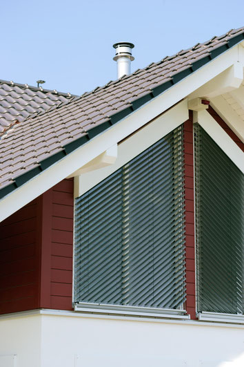 Sun protection blinds which automatically close with sunlight or open when it is too windy