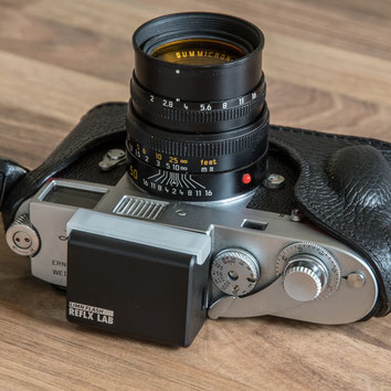 Kein Mittenkontakt: Leica mit aufgestecktem Limn Flash von Reflx Lab. Foto: bonnescape.de