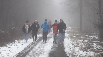 Die Mitglieder des EFC's beim Spaziergang durch den Wald