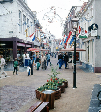 Foto: facebookpagina Herinner je je Harderwijk? Donkerstraat, gezien vanaf het Veluws Museum. Opname is gemaakt op 11 juni 1976, een aantal dagen voor de officiële opening van de winkelpromenade.