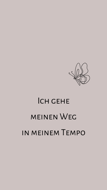 Affirmation ich gehe meinen Weg in meinem Tempo auf hellrosa Hintergrund mit der Skizze eines Schmetterlings