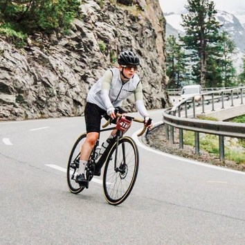 Ladina meistert die anspruchsvolle Strecke des Engadin Radmarathons mit Bravour