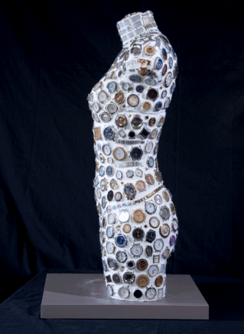 Buste de femme avec montres et bracelets métallique. Eléments assemblés grâce à un joint blanc.  
