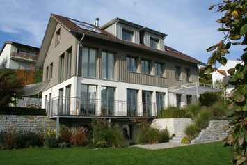 Natursteinmauer, Staudenbepflanzung, Treppen, Terrassen, Rasenfläche, Pergola, Sonnensegel