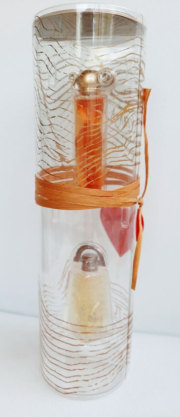 PRESENTATION POUR LA ST-VALENTIN : L'AMOUR A L'INFINI : BOÎTE CYLINDRIQUE CONTENANT UNE MINIATURE ORGANZA POUR FEMME & UNE MINIATURE PI POUR HOMME