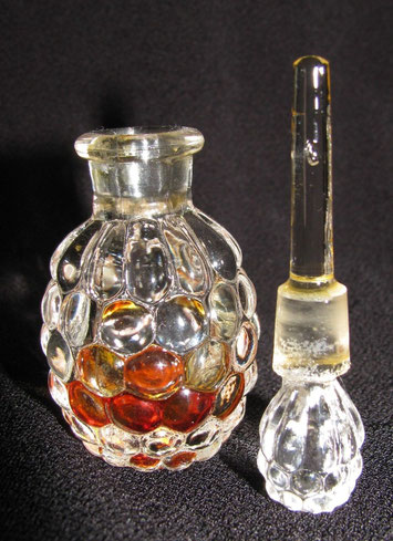 LE MÊME FLACON AVEC SA TIGE EN VERRE SORTIE