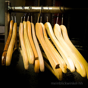 Bügel Holz Garderobe hängen abhängen Stange Theater