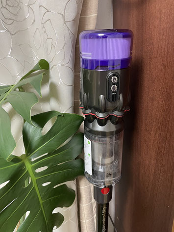 充電中のDyson Micro 1.5kg Pro