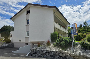 1. Obergeschoss mit Treppe erreichbar - Parkplatz vor dem Haus