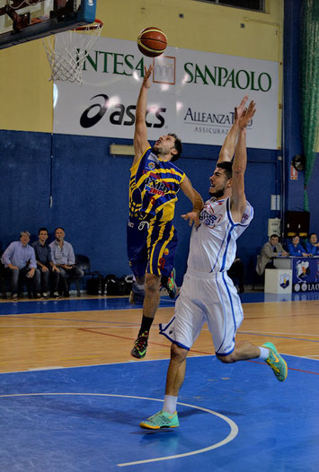 Il capitano in contropiede contrastato da Alessio Sabbadini (foto Daniele Piedinovi)