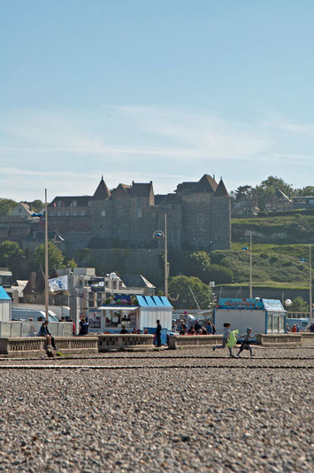 Dieppe, eine Stadt mit Schloss und Strand.