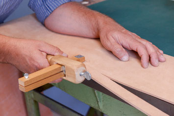 couper une lanière de cuir au strap-cutter