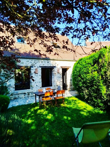 Hébergement Chez Cilia avec jardin privé et parking près de Senlis et Chantilly.