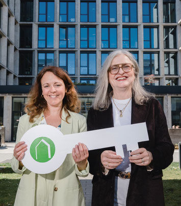 Johanna Drach und Anne Keilholz vor der GAG-Geschäftsstelle