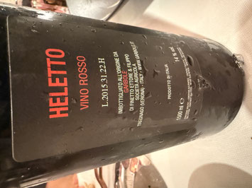 Bij Osteria Scudo di Francia gingen we voor de magnum Heletto: Intens robijnrood, pruim en kersenjam in neus met balsamico, munt, chocolade en koffie. Zet rijp fris @ met complex evenwicht en geweldige lengte. Richtprijs magnum 300€.