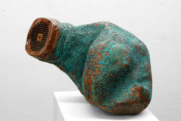 zeitgenössische Skulptur von Andreas Jonak, Stahlskulptur mit grüner Struktur aus Kupfer aufgeschweißt, erinnert an Seegurke oder Schnecke, am Kopfende ein Gitter oder Schacht