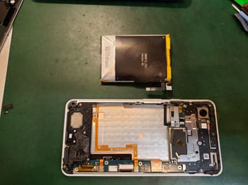 バッテリーを外したpixel3XL