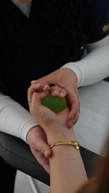 Handtherapie in Rheinfelden – Übung mit Ball